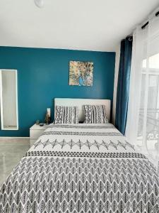 Posteľ alebo postele v izbe v ubytovaní STUDIO COSY HYPER CENTRE GARE AMIENS WIFI NETFLIX 2 PERS