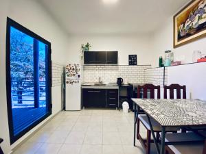 a kitchen and dining room with a table and a refrigerator at Plaza Departamentos Temporarios in Formosa