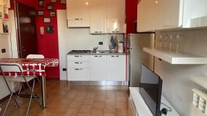Η κουζίνα ή μικρή κουζίνα στο Grazioso appartamento in residence a due passi dal parco di Monza con posto auto +1 φωτογραφίες