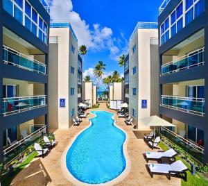 Bazén v ubytování Chic Beachfront Apartment - Private Beach Access nebo v jeho okolí