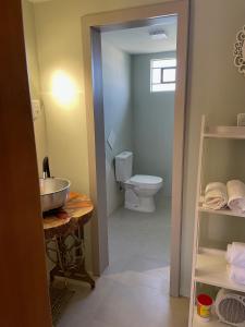 uma casa de banho com um lavatório e um WC em Casa Vita BG - Casa de campo em Bento Gonçalves