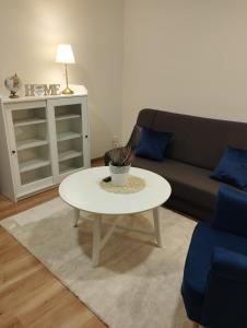 uma sala de estar com uma mesa de centro e um sofá em Havel Apartment em Opole