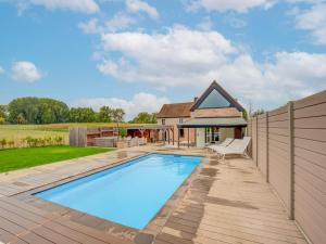 Bazén v ubytování Lush holiday home in Vlaanderen with private pool nebo v jeho okolí