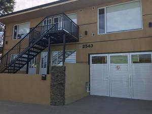 une maison avec un escalier sur son côté dans l'établissement Berry Dpart, à Ushuaia