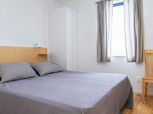 een slaapkamer met een bed en een raam bij Apartment LOFSDALEN V in Lofsdalen