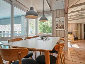 comedor con mesa y sillas en Holiday home Nexø XLII, en Neksø