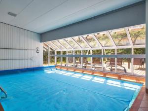 una piscina cubierta con una gran ventana en Holiday home Nexø XLII, en Neksø