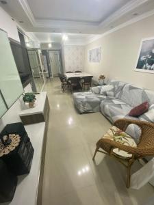 sala de estar con sofá y mesa en Garden Ville, 200m da Praia de Bombas, en Bombinhas