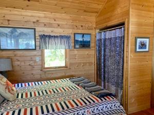 Postel nebo postele na pokoji v ubytování Clam Gulch Lodge