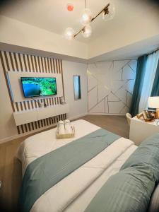 um quarto com uma cama grande e uma televisão de ecrã plano em 2305 Azure North Residence by Cozy Lodgings em San Fernando