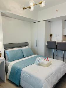 a bedroom with a large bed with blue pillows at 2305 Azure North Residence by Cozy Lodgings in San Fernando