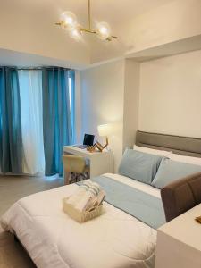 1 Schlafzimmer mit 2 Betten und einem Schreibtisch mit einem Laptop in der Unterkunft 2305 Azure North Residence by Cozy Lodgings in San Fernando