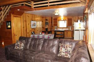 Χώρος καθιστικού στο Rustic Chapparal Cabin at Bass Lake Heights
