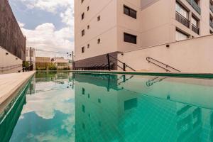 a swimming pool in front of a building at Lindo Studio no bom Retiro prox ao anhembi Sambodromo com wifi in São Paulo