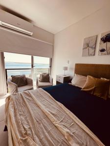 a bedroom with a bed with a view of the ocean at Departamento sobre el Rio. in Corrientes