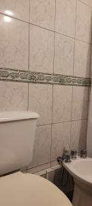 y baño con aseo blanco y lavamanos. en DEPARTAMENTO A&F II ALQUILER TEMPORARIO en San Fernando del Valle de Catamarca