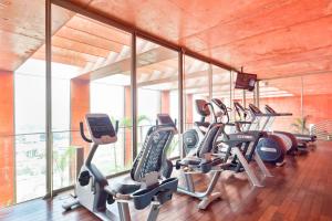 un gimnasio con un montón de máquinas de cardio en Arty loft with a rooftop pool in iconic building, en Ciudad de México