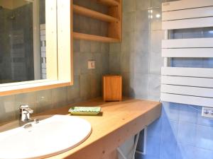 łazienka z umywalką i lustrem w obiekcie Duplex avec 4 chambres pour 10 à Méribel, proche pistes et commerces, parking inclus - FR-1-180-578 w mieście Les Allues