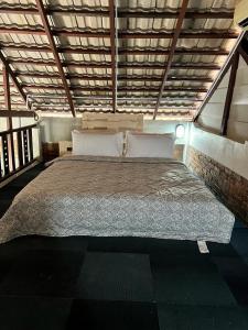 Katil atau katil-katil dalam bilik di Neblina House +92 gambar