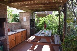 un patio al aire libre con mesa y fregadero en Complejo Sol de Valizas en Barra de Valizas