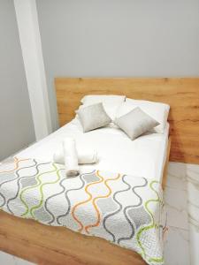 łóżko z białą pościelą i poduszkami w obiekcie Edificio Nuevo Consulado Americano 4Apt Coliving Ecuador w mieście Guayaquil