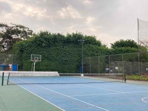 Instalaciones para jugar a tenis o squash en Dormitorios Familiares para Disfrutar Final de Copa Libertadores o alrededores