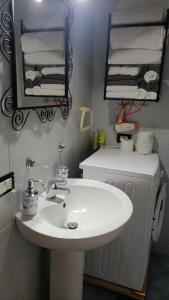 uma casa de banho com um lavatório branco e um WC. em Hakuna Matata ,grazioso appartamento in centro em Caserta