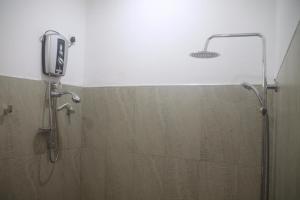 een douche met een douchekop in de badkamer bij Isanka Lion Lodge in Sigiriya