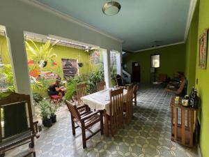 - une salle à manger avec une table et des chaises dans l'établissement Hostal Cumbres del Volcan Flor Blanca, à San Salvador