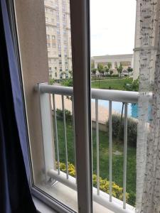 - un balcon avec vue sur un bâtiment dans l'établissement medikule 3, à Istanbul