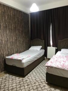2 camas individuais num quarto com em medikule 3 em Istambul