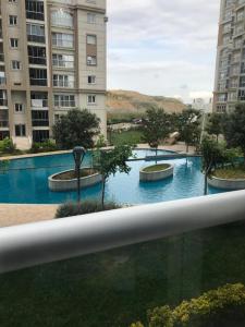 uma vista para uma piscina a partir de uma janela em medikule 3 em Istambul