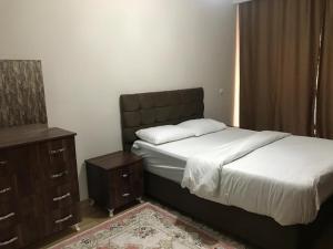 um quarto com uma cama e uma cómoda de madeira e uma cama sidx sidx em medikule 3 em Istambul