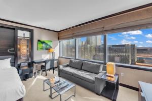 uma sala de estar com um sofá e uma grande janela em VDARA Beautiful suite on 22nd FLR Free Valet parking em Las Vegas