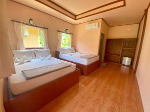a bedroom with two beds and a window at Rainbow Bungalow Haadrin Koh Phangan in Haad Rin
