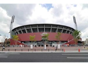 un gran estadio de fútbol con un edificio rojo en west crab base - Vacation STAY 13480, en Hiroshima