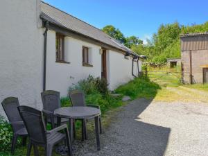 a table and chairs in front of a house at Bryn Gefeiliau in Capel Curig