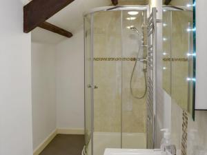 eine Glasdusche im Bad mit Waschbecken in der Unterkunft Reubens in Moreleigh