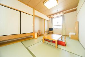 pusty pokój ze stołem i oknem w obiekcie Hotel Hiroshima Sunplaza w mieście Hiroszima