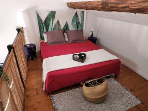 マルティーグにあるîle en Provenceのベッドルーム1室(大型ベッド1台、赤と白の毛布付)
