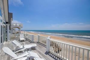 un balcón con sillas y la playa en Sirens Call Ocean Ridge, en North Topsail Beach