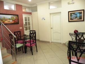 a dining room with a table and chairs at Hotel Jeshua Simmonds in Guayaquil