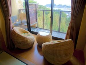 trois vases assis sur une table devant une fenêtre dans l'établissement Resort Hills Toyohama Soranokaze, à Toba