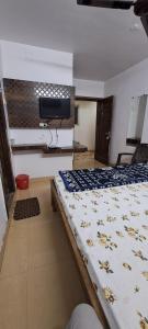 Habitación con 2 camas y TV de pantalla plana. en HOTEL SWAGAT, en Bokāro