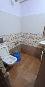 uma casa de banho com um WC e um lavatório em HOTEL SWAGAT em Bokāro