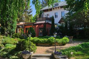a house with a garden in front of it at Anno 1900 Hotel Babelsberg in Potsdam