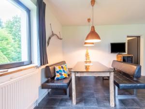 ein Esszimmer mit einem Tisch, Stühlen und einem Fenster in der Unterkunft Apartment in Bichlbach with a shared sauna in Bichlbach