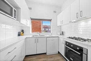 Nhà bếp/bếp nhỏ tại Burwood Newly Renovated 2 Bedroom Apartment +5 ảnh