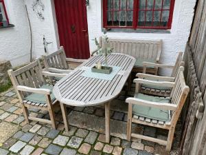 una mesa de madera y sillas en un patio en Ferienhaus im Fichtelgebirge en Nagel