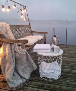 VikersundにあるTyrifjord Hotellの毛布付テーブル、桟橋上のベッド